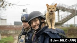 Novinar AFP-a Arman Soldin (desno) poginuo je u raketnom udaru, dok je izvještavao sa kolegama AFP-a sa ukrajinskih položaja u Časiv Jaru 9. maja.