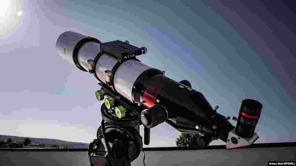 Një teleskop i vendosur në kulmin e Observatorit dhe Planetariumit Kombëtar të Kosovës&nbsp;në fshatin Rashincë, Shtime.