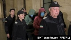 Обвиняемите за убийството на Пейо Пеев - Красимира Трифонова и дъщеря ѝ Габриела Славова, вървят под конвой в Софийския градски съд.