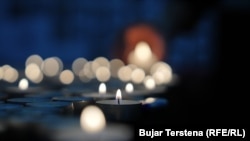 Qirinj të ndezur për viktimat në Izrael.