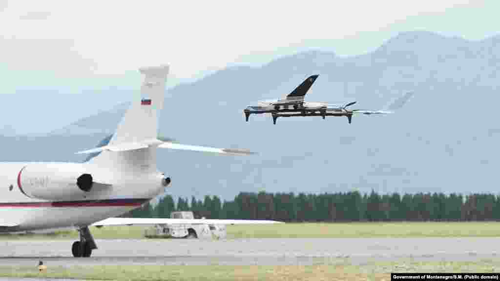 U modernim sistemima odbrane su bespilotne letjelice izuzetno značajna sredstva. Mogu se koristiti i za kontrolu granica, saobraćaja, plovidbe na moru, u raznim potragama, te vanrednim situacijama. Načelnik Generalštaba Vojske Crne Gore, brigadni general Zoran Lazarević, kazao je da je nabavka šest dronova tek početak, kako za potrebe kolektivne odbrane, tako i nacionalne potrebe. Iz Ministarstva odbrane nisu odgovorili na&nbsp; pitanje RSE da li planiraju uskoro nabavku novih dronova, koliko njih i u kom roku. &nbsp;