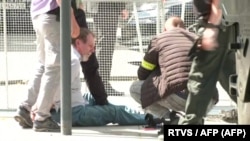 Pripadnici sigurnosnih službi hvataju napadača koji je pucao na slovačkog premijera Roberta Ficu u Handlovi, Slovačka, 15. maja 2024.