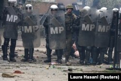 KFOR-ის ჯარისკაცები ეთნიკურ სერბებთან შეხლა-შემოხლის დროს.