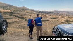 Posmatrači iz misije EU u Jermeniji, Ema Stastna (lijevo) i Thomas Tartarin, u patroli između sela Gomk i Zaritap.