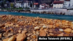 U centru Konjica kamen je poprimio boju hrđe zbog otpadnih voda koje se ulijevaju u Neretvu iz industrijske zone.