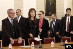 Парламентарната група на ДПС на среща с кандидатът за премиер на ГЕРБ Мария Габриел, 11 май 2023 г. От ляво надясно: Йордан Цонев, Ахмед Ахмедов, Филиз Хюсменова, Елван Гюркаш, Хасан Адемов, Петър Чобанов