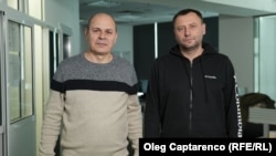 Autorul podcastului „În esență...”, Eugen Urușciuc (stânga) și invitatul său, analistul politic, Ion Tăbîrță, în redacția Europei Libere.