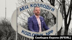 Депутатът от ГЕРБ Делян Добрев на фона на табела на АЕЦ "Козлодуй". Колаж.