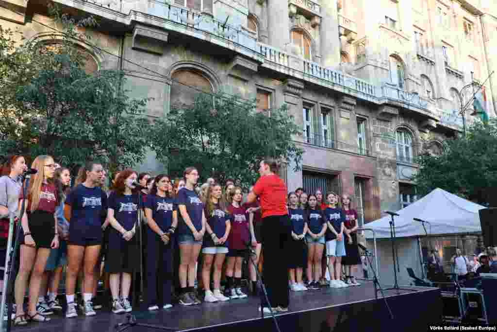 Az igazgatót a Szól a kakas már&nbsp;című dallal búcsúztatta a diákokból és a tantestület tagjaiból álló kórus