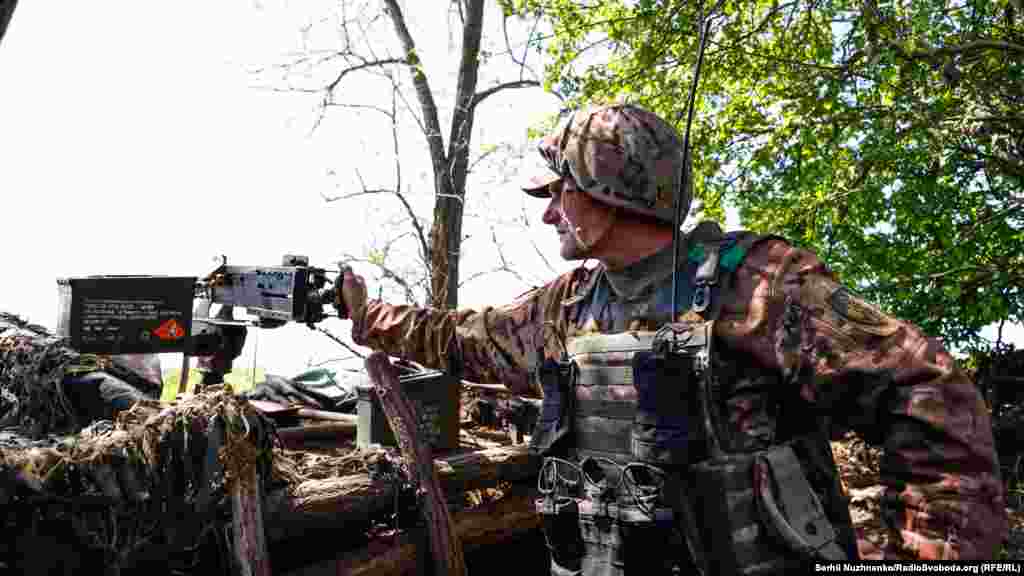 Înainte de invazia rusă, Volodimir, în vârstă de 49 de ani, lucra pe un șantier de construcții din Varșovia. &bdquo;Avem nevoie de ajutor - băieți sănătoși care, din păcate, se ascund de serviciul militar acum&rdquo;. El adaugă: &bdquo;Mi-ar fi rușine să mă comport așa. Ei au propria lor viață, iar eu am ales-o pe a mea&rdquo;.