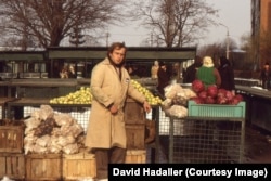 Egy munkás Iași piacán 1988 januárjában