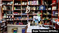 Materiale shkollore në një librari.