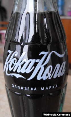 Кока-Кола се появява в България в края на 60-те, като марката е изписана на кирилица.