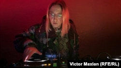 Ilona sau Ceai de lalele pe numele său de scenă, la pupitrul de mixaj.