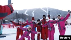 Skijaši poziraju za fotografije u skijalištu Yabuli u Harbinu, pokrajina Heilongjiang, Kina, 7. januara 2024.