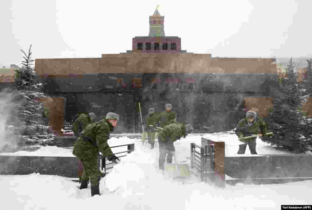 Prema podacima istraživanja iz 2017. godine, 63 posto ispitanika je za pokop Lenjina, dok 31 posto smatra da bi njegovo tijelo trebalo ostati u mauzoleju. Ruski predsjednik Vladimir Putin, pak, smatra da tijelo treba ostati tamo gdje jeste, &quot;barem dok imamo jako mnogo onih koji svoje živote povezuju s ovim&quot;, rekao je.