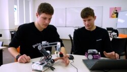 Cum învață Moldova | Roboți, realitate virtuală și digitalizare la liceul din Sipoteni