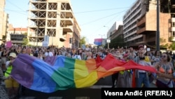 Učesnici i učesnice Parade ponosa u Beogradu ispred zgrade Vlade Srbije, 9. septembar 2023. 