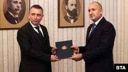 Държавният глава Румен Радев (дясно) връчва третия мандат за съставяне на правителство на Ивайло Вълчев от „Има такъв народ“, София, 28 март 2024 г.