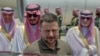 Ukrajinski predsednik Volodimir Zelenski sa saudijskim zvaničnicima prilikom posete Džedi 19. maja. Ukrajina je 5. avgusta organizovala mirovne razgovore u Saudijskoj Arabiji na kojem su učestvovale i uticajne zemlje u razvoju.
