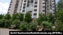 Пролетни дрвја опкружуваат целосно обновена станбена зграда (од претходната фотографија), овојпат снимена во мај 2023 година.