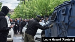 Iscrtavanje slova "Z" na vozilima policije Kosova i KFOR-a, Zvečan, Kosovo, 29. maj 2023. 