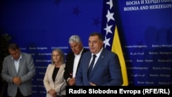 Potezi entiteta RS da protivustavno preuzme kontrolu nad državnom imovinom i prijetnje predsjednika Republike Srpske Milorada Dodika da će RS odvojiti od BiH povećali su tenzije. Na fotografiji Dodik i lideri HDZ-a i SDP-a, 24. juli 2023.