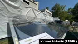 "Pokušavamo postati 'zeleniji', koliko god je to moguće", kažu organizatori Exit festivala. Solarni grejač vode u obliku gramofonske ploče.