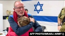 Томас Хенд прегръща дъщеричката си, която беше освободена заедно с втората група заложници на Хамас