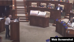 Deputații socialiști au instalat două pancarte în semn de protest față de declarațiile parlamentarului Oazu Nantoi.