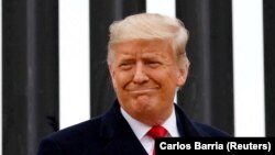 Fostul președinte american Donald Trump, în timpul unei vizite la zidul de la granița dintre SUA și Mexic, în Alamo, Texas, SUA, în data de 12 ianuarie 2021.