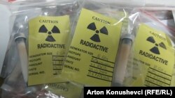 Kolonë me mbetje radioaktive në QKUK. 