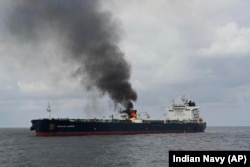 Naftni tanker Marlin Luanda u plamenu 27. januara nakon raketnog napada u Adenskom zaljevu od strane jemenskih Huti pobunjenika koje podržava Iran.