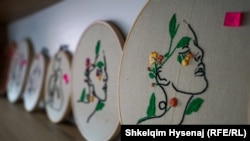 Ručni radovi žrtava porodičnog nasilja koje borave u Centru za zaštitu žena i dece u Prištini.