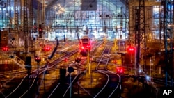 Voz parkiran ispred centralne željezničke stanice u Frankfurtu, Njemačka, u ponedjeljak, 27. marta 2023. 