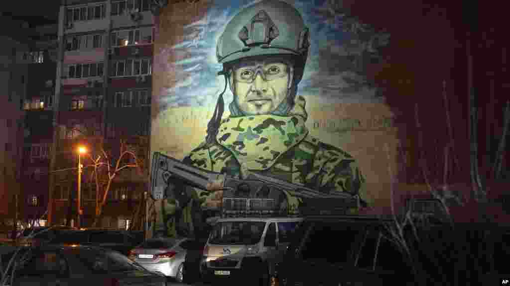 Olekszandr Kmil ukrán jégkorongbajnokot és önkéntes katonát ábrázoló falfestmény egy ház falán Kijevben. Kmil 2023 májusában halt meg Bahmutnál