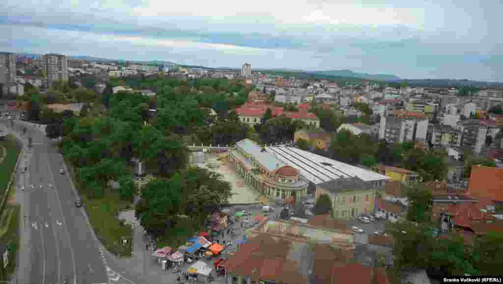 Kragujevačka Gradska tržnica, jedna od prvih zatvorenih pijaca u Evropi sagrađena 1929. godine, pripada Miloševom vencu u kome se nalaze najznačajnije građevine iz vremena kada je Kragujevac bio prva prestonica moderne srpske države. U tom kulturno-istorijskom delu grada nalaze se Stara skupština u kojoj je 1835. donet Sretenjski ustav, Prva kragujevačka gimnazija, najstarija gimnazija južno od Save i Dunava, Konak kneza Mihaila, prvo pozorište u Srbiji &ndash; Knjaževsko-srpski teatar, Knežev arsenal, prvi industrijski kompleks na Balkanu, Stara crkva, poznata i kao crkva kneza Miloša&nbsp; (Hram Svete Trojice), Spomenik palim Šumadincima u oslobodilačkim ratovima hrvatskog vajara Antuna Augustinčića, i mnogi drugi objekti koji su pod zaštitom države. Među njima je i Gradska tržnica koja se, kao spomenik kulture, nalazi pod zaštitom države.
