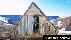 Një banore e fshatit Borje duke dalë nga ahuri i bagëtive.