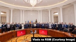 Градоначалници од повеќе политички партии потпишаа договори со Владата за 66 проекти на локално ниво.