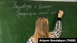 Школьница во время урока «Разговоры о важном». Москва, Россия 