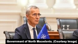 Shefi i NATO-s, Jens Stoltenberg, gjatë takimit në Qeverinë e Maqedonisë së Veriut. 21 nëntor 2023. 