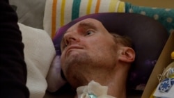 Rehabilitimi i ushtarit ukrainas pasi humbi gjysmën e kafkës 