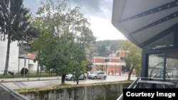 Kafić u kome se poslužuju nargile u blizini osnovne i srednje škole u Travniku.