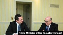 Kryeministri i Kosovës, Albin Kurti, dhe i dërguari i posaçëm i Mbretërisë së Bashkuar për Ballkanin Perëndimor, lordi Stuart Peach, gjatë një takimi më 19 shkurt 2023.