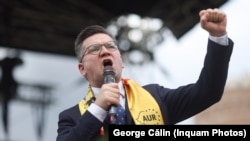 Mihail Neamțu se prezintă pe pagina sa de Facebook drept „scriitor, om politic, antreprenor”.