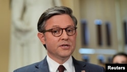 Predsjedavajući Predstavničkog doma, republikanac Mike Johnson u obraćanju novinarima pošto je Dom usvojio prijedlog zakona i o pomoći Ukrajini, Vašington, SAD, 20. aprila 2024.