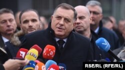Millorad Dodik duke folur para mediave në një prej seancave gjyqësore kundër tij për mosrespektimin e vendimeve të përfaqësuesit të Lartë.
