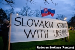 Banner de protest în Bratislava, pe 12 martie 2024, față de politica externă a Slovaciei, în condițiile în care ministrul de externe Juraj Blanar avusese o întâlnire cu omologul său rus, Serghei Lavrov.