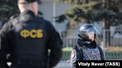 Ofițerii Ministerului rus de Interne și ai Ministerului pentru Situații de Urgență participă la un exercițiu antiterorist în Kaliningrad. 18 martie 2015