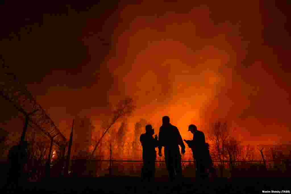 Tűzoltók dolgoznak az oroszországi Vologda közelében május 7-én. Több mint 4800 tűzoltó és mintegy hatezer önkéntes küzd az oroszországi Urál-hegység és Szibéria nagy területeit elborító erdőtüzekkel &nbsp;